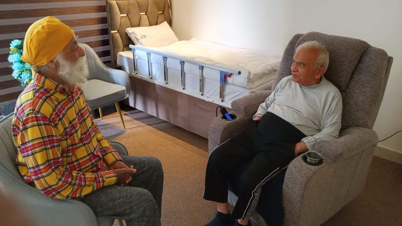 Two residents talking at Gracias Living