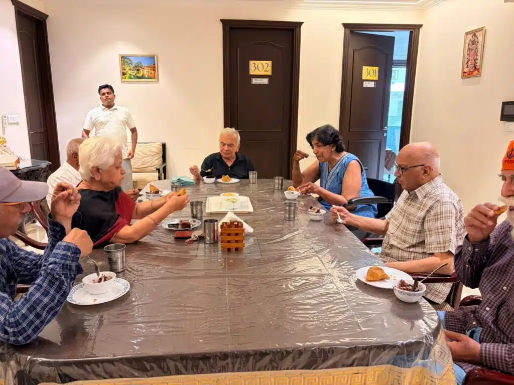  Seniors at Gracias Living enjoying meals together