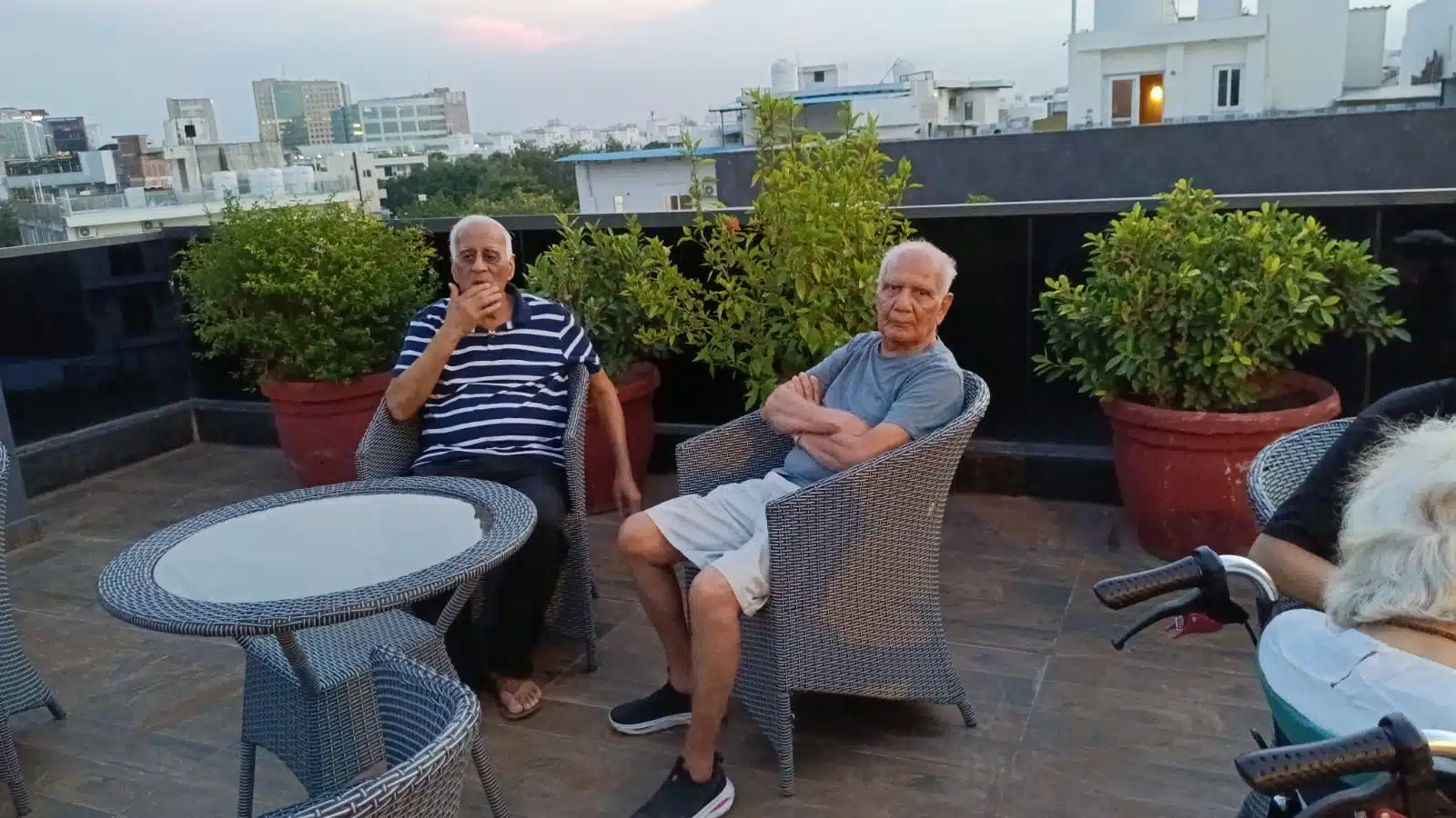A resident enjoying a warm, relaxed sundowner outdoors at Gracias Living, timed for the milder part of a winter afternoon